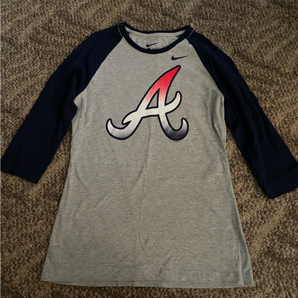 Women’s Nike Atlanta Braves 3/4 shirt. Size large. Slim fit.